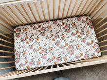 Load image into Gallery viewer, Daisy Floral crib sheet
